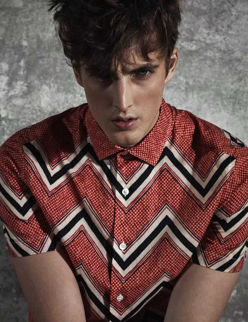 James Smith situr fyrir fyrir Harper's Bazaar Korea Man vor/sumar 2015 ritstjórn