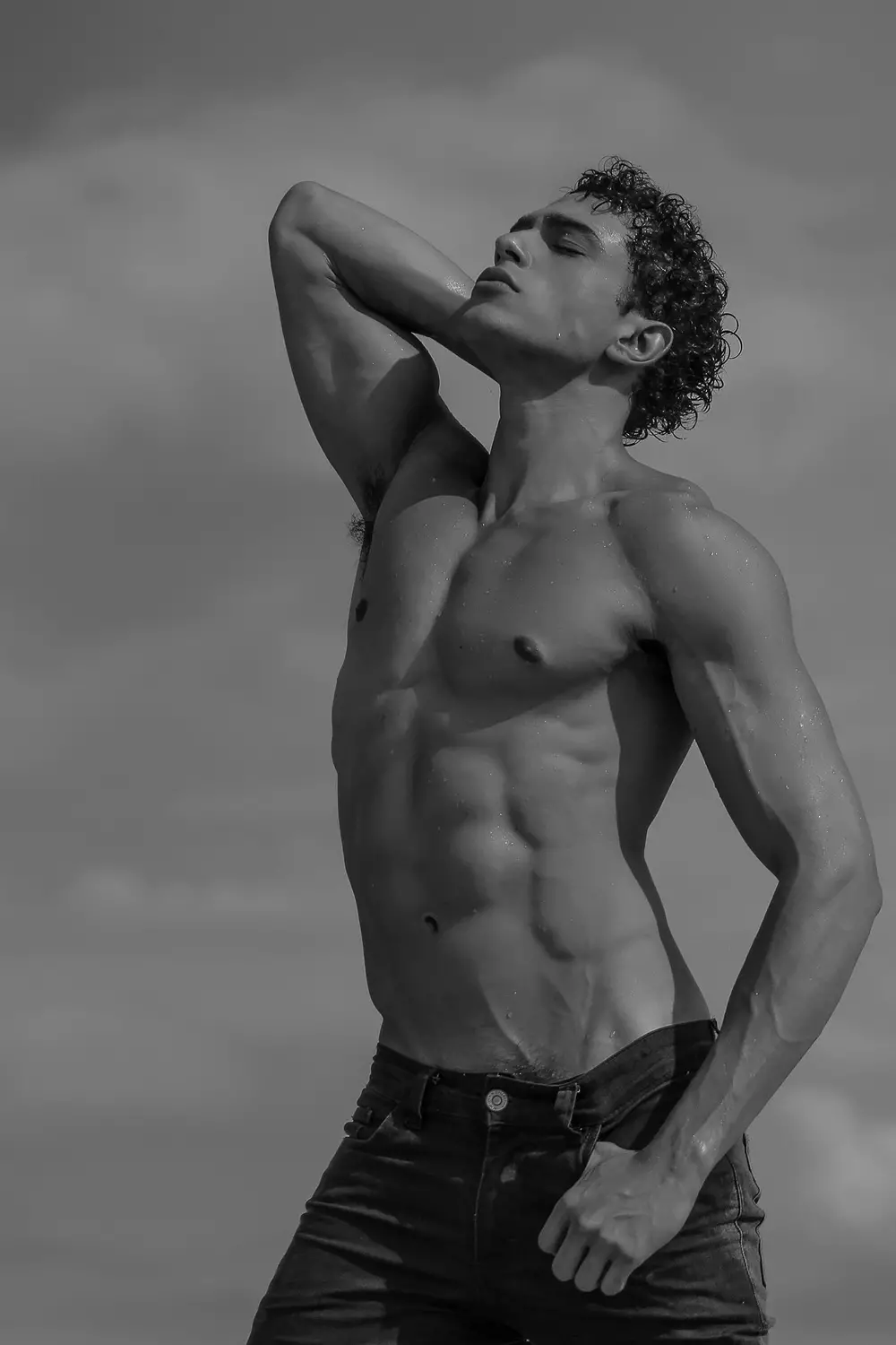 El masculí brasiler emergent Raony Brito posa el seu cos atlètic i la seva figura per a la lent de Marcio Farias. Ricardo està signat per 40 Graus Models