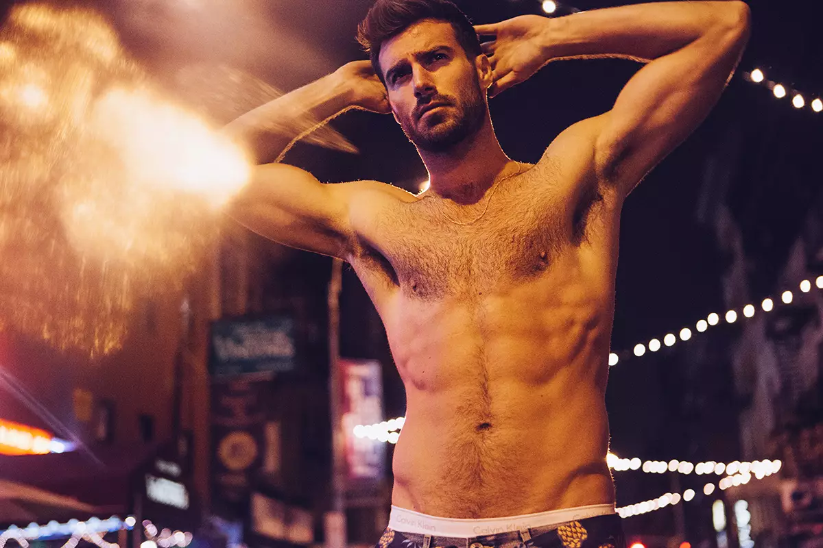 Isso é absolutamente obsessivo, a nova série Nocturnes do fotógrafo Erik Carter com o deslumbrante modelo masculino Justin Clynes na Wilhelmina Models.