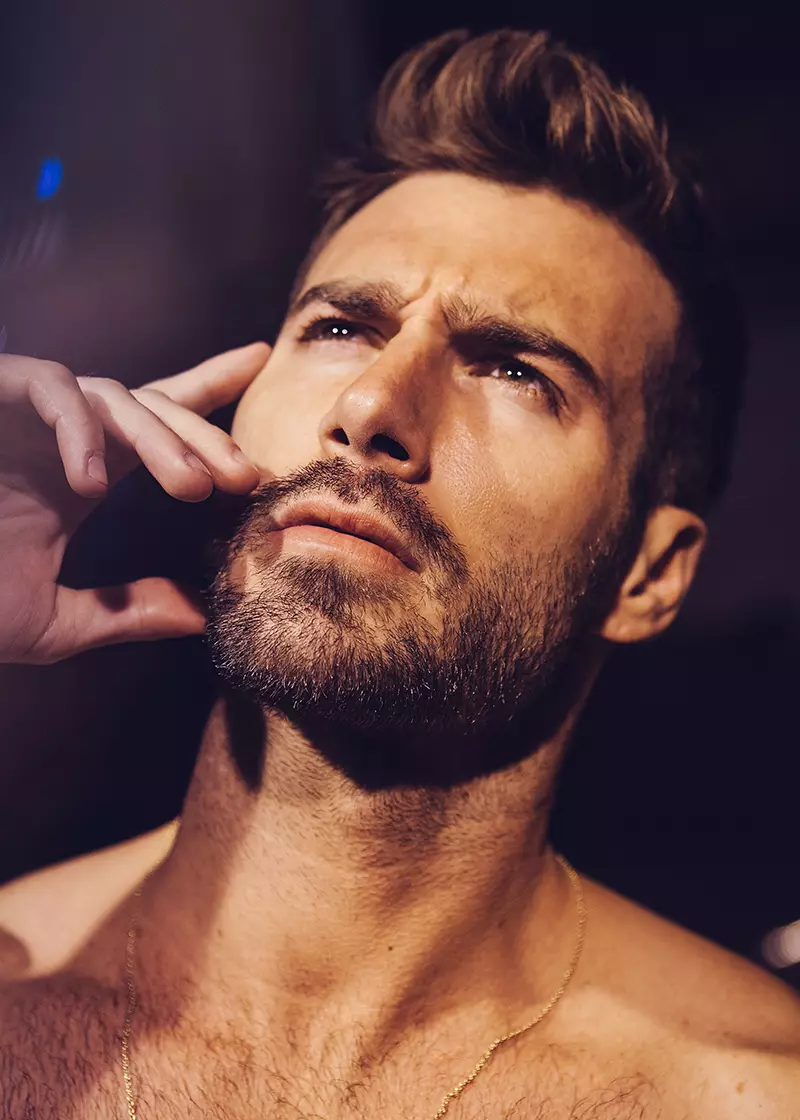 Isso é absolutamente obsessivo, a nova série Nocturnes do fotógrafo Erik Carter com o deslumbrante modelo masculino Justin Clynes na Wilhelmina Models.