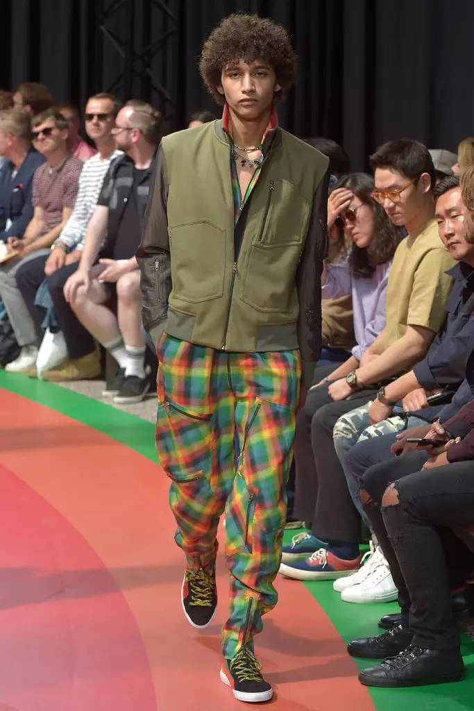 Desfile de Paul Smith, pasarela, Semana da moda masculina de París, primavera verán 2017, Francia - 26 xuño 2016