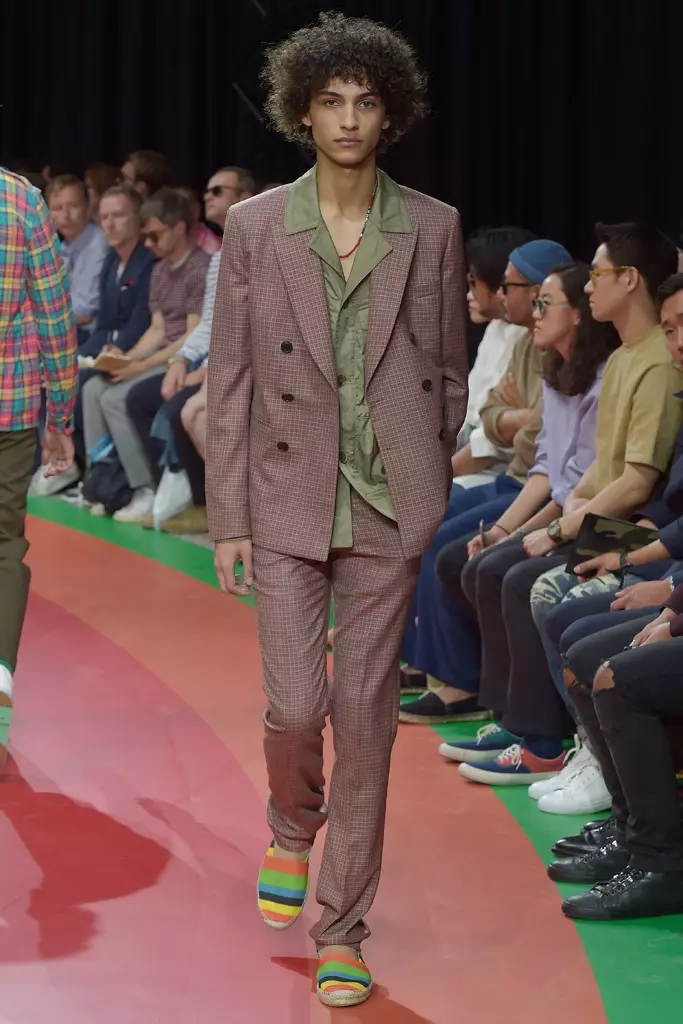 Desfile de Paul Smith, pasarela, Semana da moda masculina de París, primavera verán 2017, Francia - 26 xuño 2016