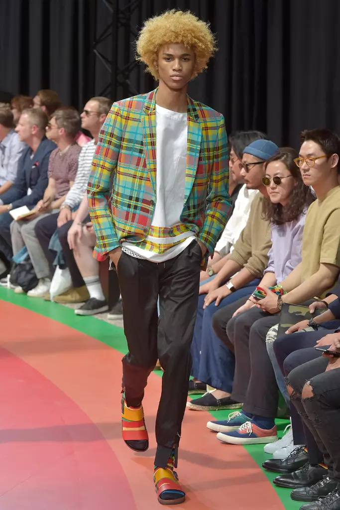 Spectacol Paul Smith, pista, Săptămâna modei masculine de la Paris, primăvara vară 2017, Franța - 26 iunie 2016