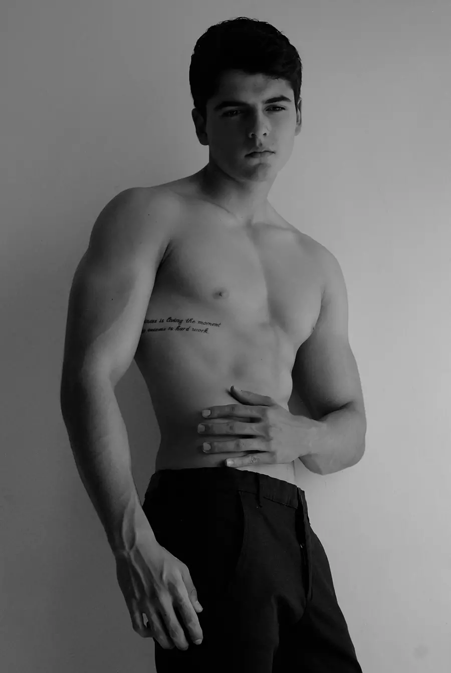 Es Edgar by Soqui, un nuevo modelo mexicano fresco representado por MMRunway Models