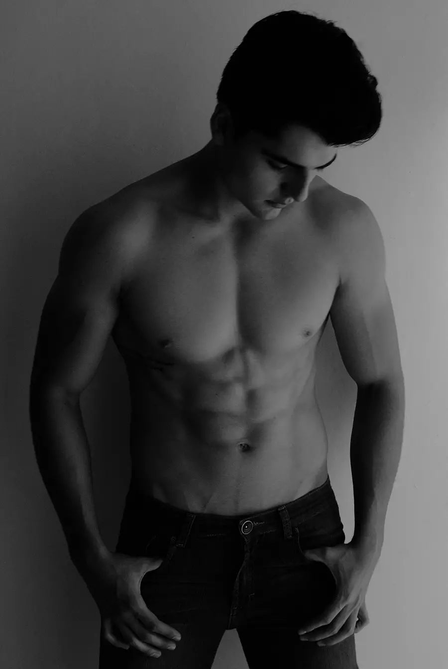 Es Edgar by Soqui, un nuevo modelo mexicano fresco representado por MMRunway Models