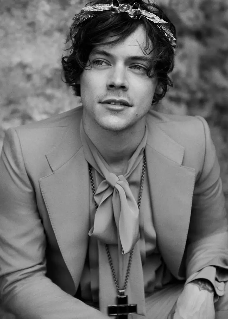 Harry Styles kthehet në një fushatë të re rrobaqepësie për Gucci