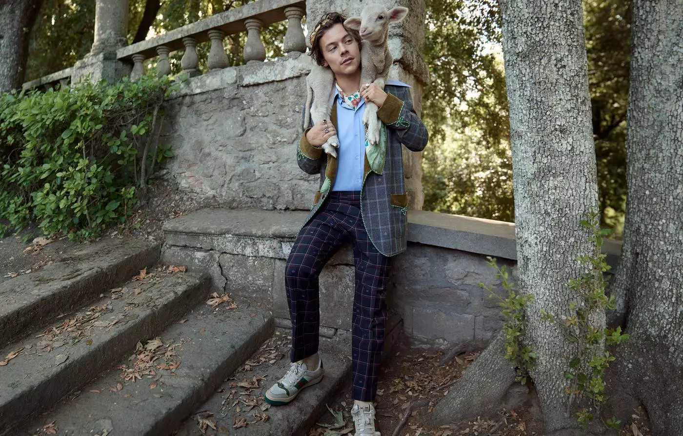 Harry Styles komt werom yn in nije maatwurkkampanje foar Gucci