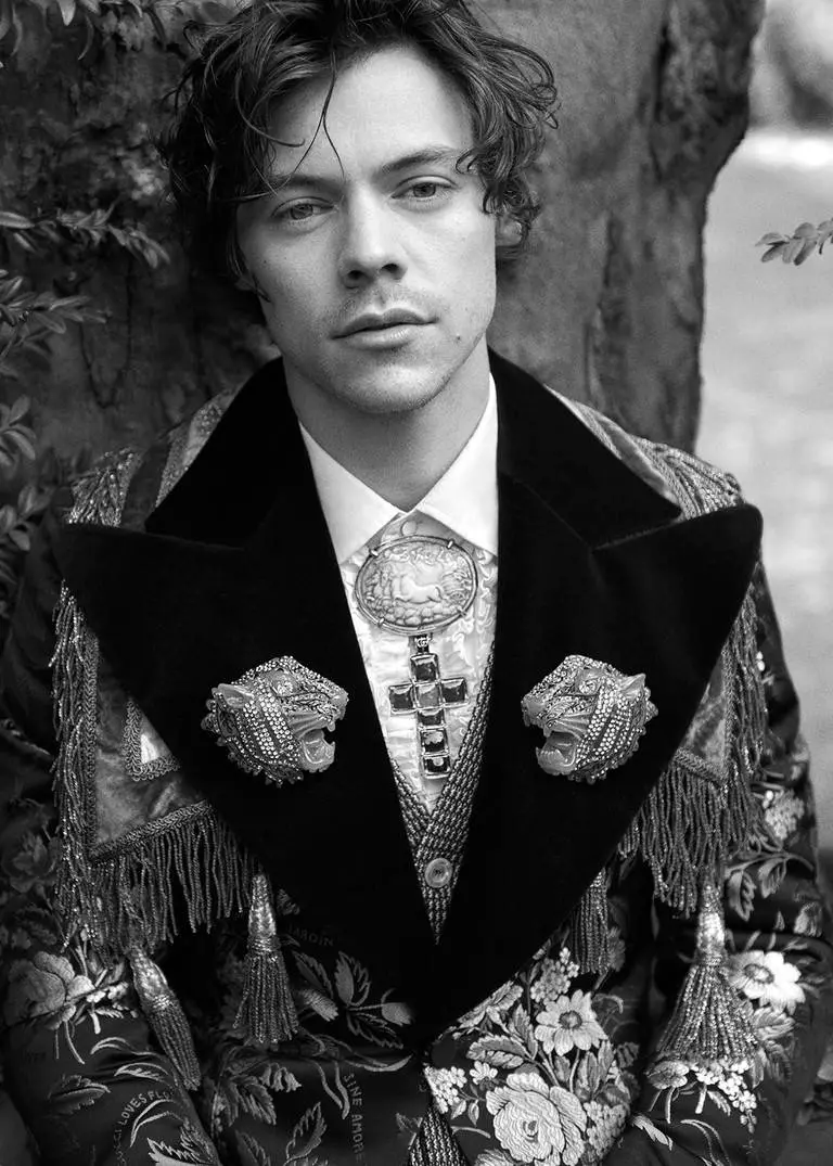 Harry Styles Revenas en Nova Tajlora Kampanjo por Gucci