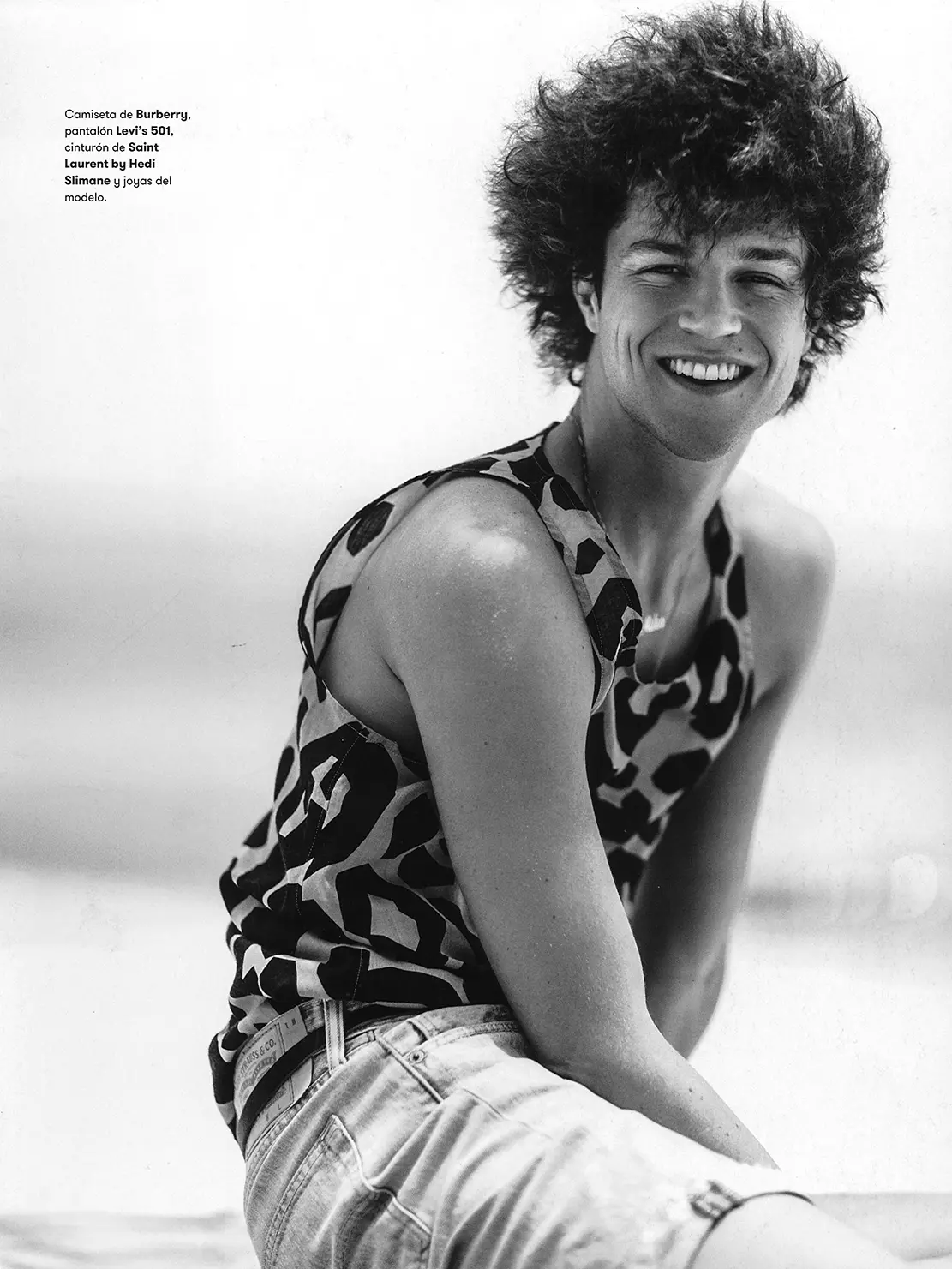 Stunning Miles posearret foar L'Officiel Hommes España simmerútjefte fotografearre troch Javier Biosca.