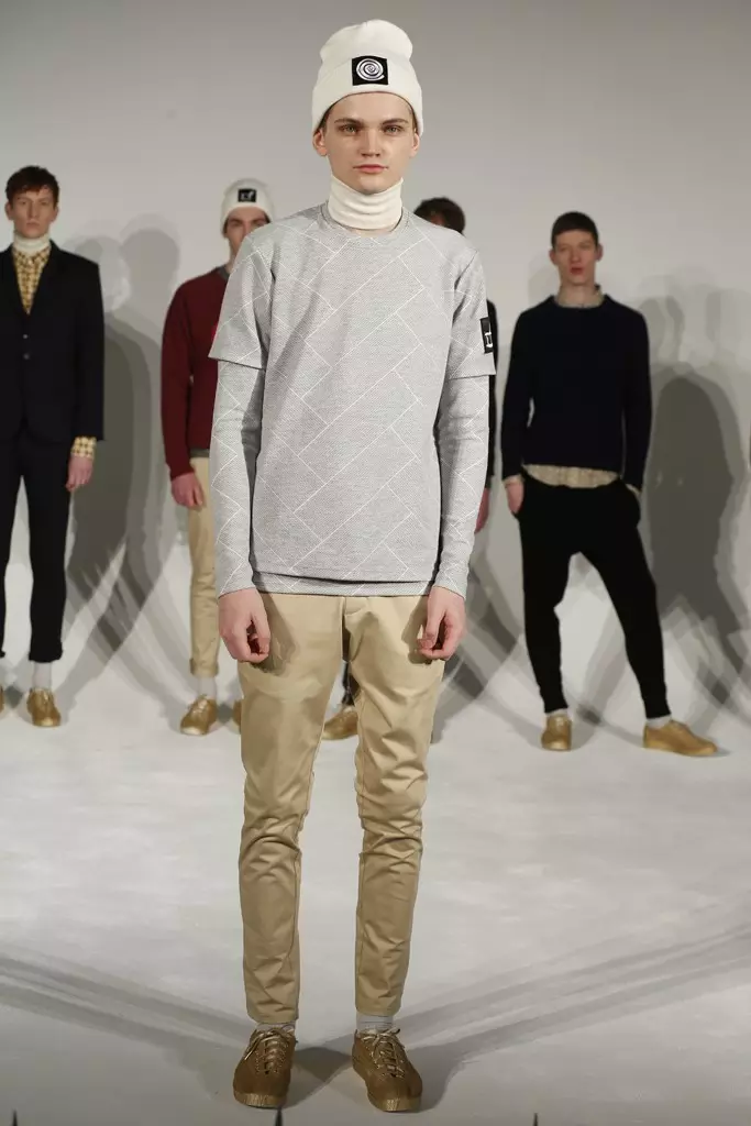 Welkom by New York Fashion Week 2015 A/W, wat vandag begin het met die aanbieding van Lucio Castro mansklere mode-ontwerper gebaseer in die Big Apple, bevat nuwerwetse sweatshirts, chinos, sweetpakbroeke, met geabstraheerde gedrukte lang baadjies, met hemde en kortbroeke, kleurpatroon in rooi, donkerblou, caquis en swart. Geskik vir alle ouderdomme.