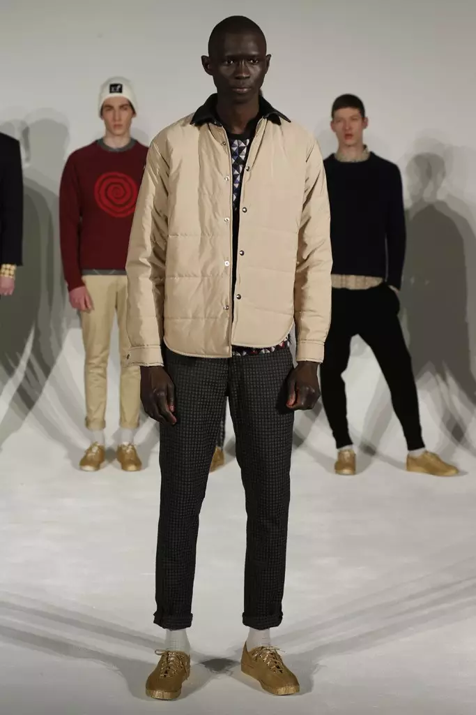 Ku soo dhawoow New York Fashion Week 2015 A/W, ayaa maanta ku bilaabatay soo bandhigida Lucio Castro nashqadeeyaha moodada dharka ragga ee ku salaysan Big Apple, wuxuu ku darayaa funaanado casri ah, chinos, surwaal dhidid ah, oo leh jaakado dhaadheer oo daabacan, shaarar iyo gaaban, qaab midab leh. casaan, buluug madow, caquis iyo madow. Ku habboon da' kasta.