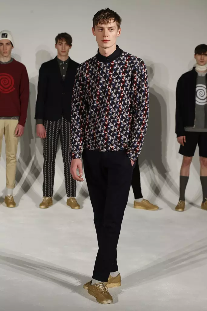 Maligayang pagdating sa New York Fashion Week 2015 A/W, nagsimula ngayon sa pagtatanghal ng Lucio Castro menswear fashion designer na nakabase sa Big Apple, isinasama ang mga usong sweatshirt, chinos, sweat pants, na may abstract na naka-print na mahabang jacket, may mga kamiseta at shorts, pattern ng kulay sa pula, dark blues, caquis at itim. Angkop para sa lahat ng edad.