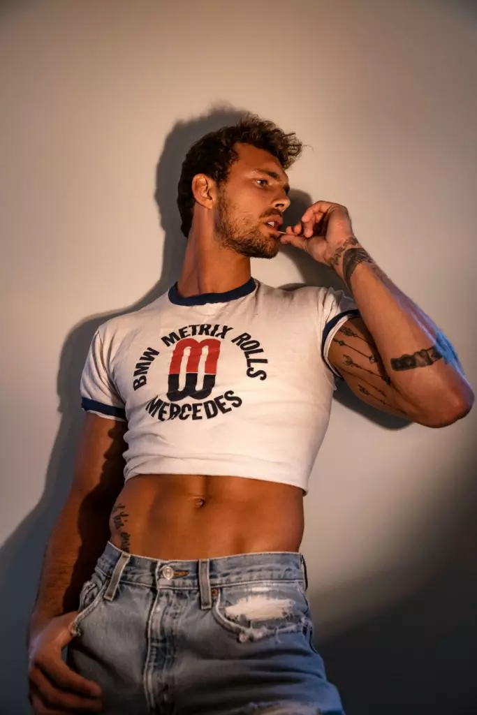 Makasine ea Client e hlahisa Christian Hogue ka Blake Ballard