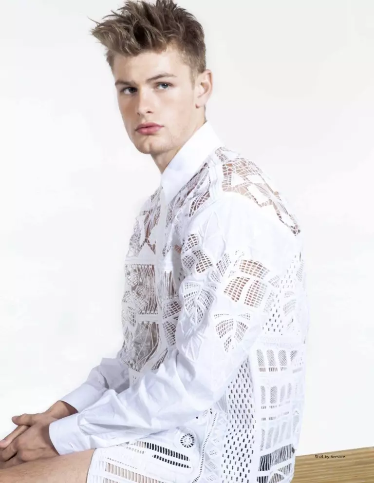 Model Noah Teicher nggantheng kaca majalah DA MAN edisi Juni/Juli, dibintangi ing editorial fashion studio, lensa dening fotografer John Norris. Nganggo lemari musim semi sing eklektik lan nyenengake, Nuh nggawe model sing dikarepake saka Versace, Canali lan label liyane, sing dipilih dening stylist Alexa Rangroummith Green. / Dandan dening Elie Maalouf.