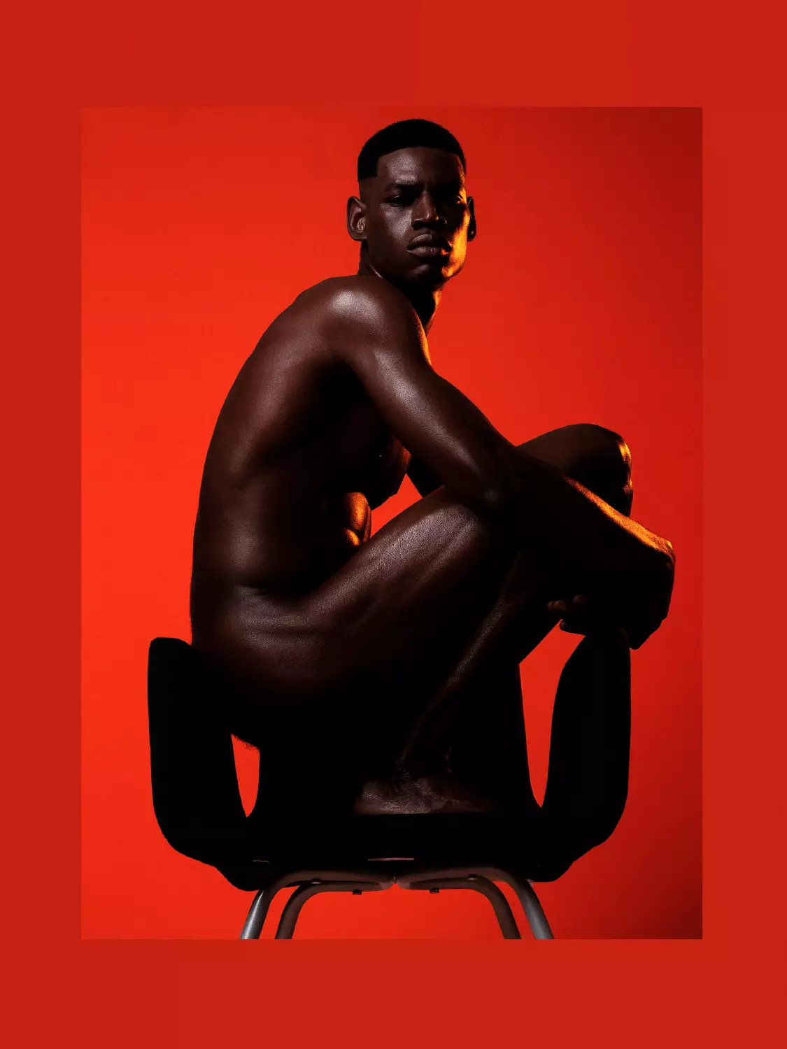 Tchaasu Taylor modelo gizonezkoa J.R. West-ek Obvious Magazine 2016ko udan ateratako pose ikonikoak ematen.