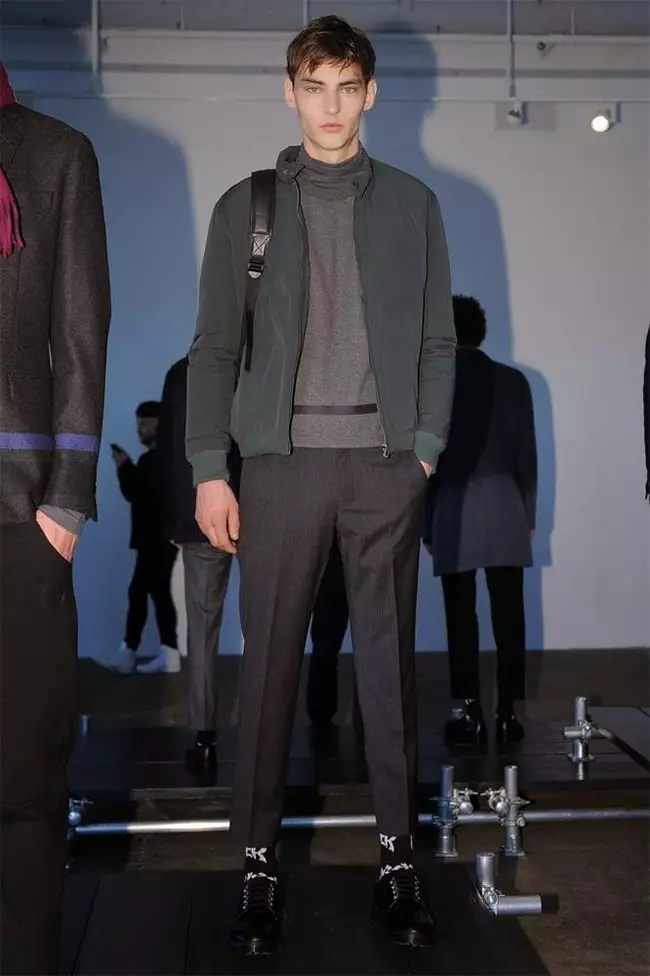 Presentasi saka DKNY Mens ana jeblugan, kapapar Autumn / Winter 2015 kalebu potongan kepileh kabeh ireng, jaket ayu lan jas, celonone peteng, klambi kringet, jaket bomber, karo rincian minimal, werna ing ireng, violets, blues, anggur abang. , aja lali babagan selendang lan tas sutil.