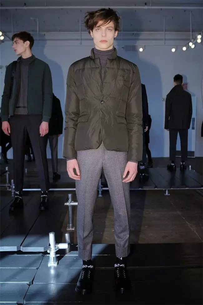 DKNY Mens 的展示大放异彩，展示了其 2015 秋冬系列，包括精美的黑色单品、漂亮的夹克和外套、深色裤子、运动衫、飞行员夹克，细节极少，颜色为黑色、紫罗兰色、蓝色、红酒，不要忘记 sutil 围巾和包。