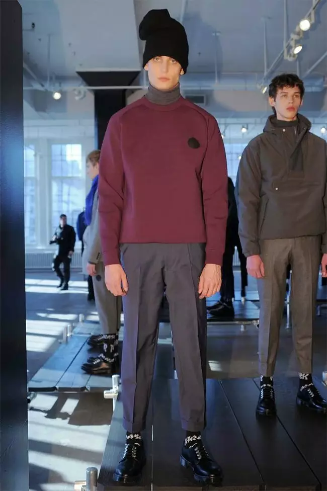 DKNY Mens 的展示大放异彩，展示了其 2015 秋冬系列，包括精美的黑色单品、漂亮的夹克和外套、深色裤子、运动衫、飞行员夹克，细节极少，颜色为黑色、紫罗兰色、蓝色、红酒，不要忘记 sutil 围巾和包。