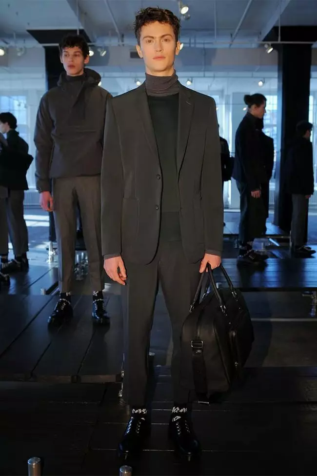 A presentación de DKNY Mens foi unha marabilla, expuxo o seu outono/inverno 2015 incluíndo pezas exquisitas todas en negro, fermosas chaquetas e abrigos, pantalóns escuros, sudaderas, cazadoras, con detalles mínimos, cor en negro, violetas, azuis, viños tintos. , non te esquezas das bufandas e bolsos sutil.