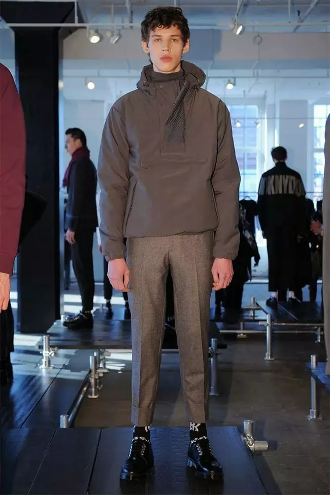 Die aanbieding van DKNY Mens was 'n ontploffing, het sy herfs/winter 2015 blootgelê, insluitend pragtige stukke alles in swart, pragtige baadjies en jasse, donker broeke, sweetpakke, bomber-baadjies, met minimale besonderhede, kleur in swart, viooltjies, bloues, rooiwyne , moenie vergeet van sutil serpe en sakke nie.