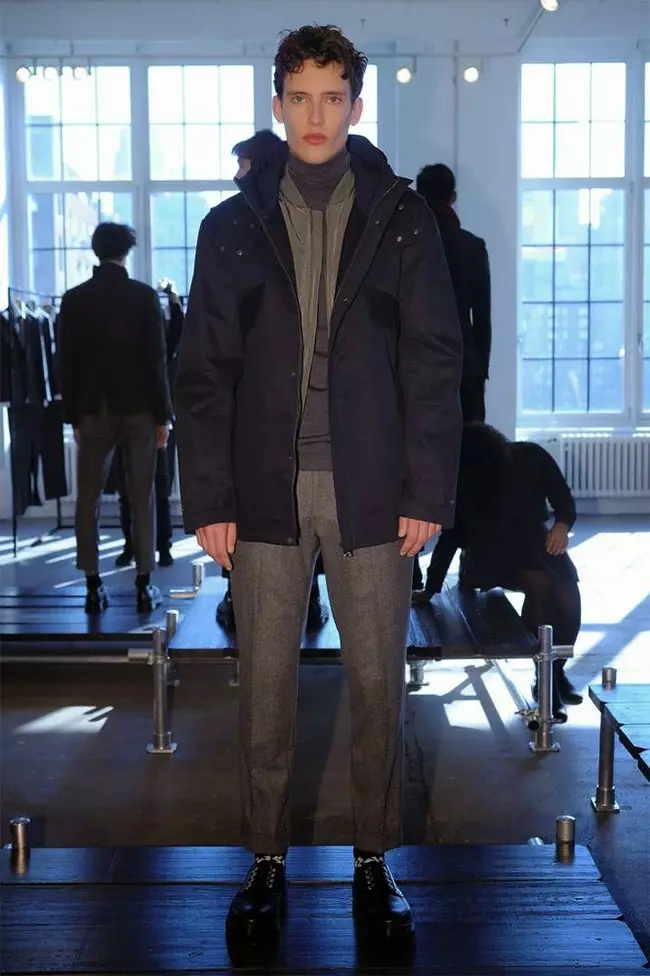 La présentation de DKNY Mens était une explosion, a exposé son automne/hiver 2015 comprenant des pièces exquises tout en noir, de belles vestes et manteaux, des pantalons sombres, des sweat-shirts, des blousons, avec des détails minimes, des couleurs en noir, violets, bleus, vins rouges , n'oubliez pas les écharpes et sacs sutil.