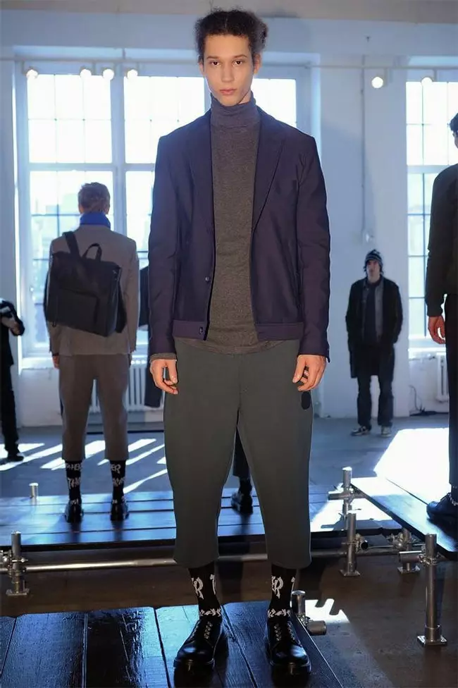 La presentazione di DKNY Mens è stata un vero spasso, ha esposto il suo Autunno/Inverno 2015 tra cui pezzi squisiti tutti in nero, bellissime giacche e cappotti, pantaloni scuri, felpe, bomber, con dettagli minimi, colore in nero, viola, blu, vino rosso , non dimenticare sciarpe e borse sutil.