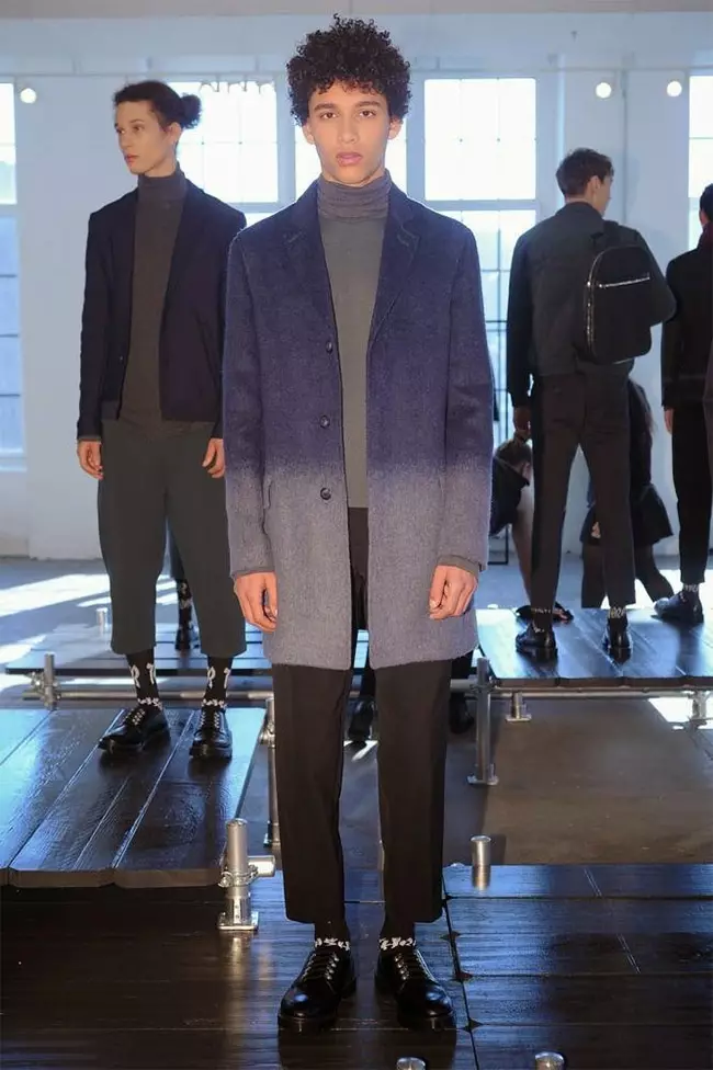 การนำเสนอของ DKNY Mens นั้นยอดเยี่ยมมาก เผยให้เห็นช่วง Fall/Winter 2015 ที่ประกอบไปด้วยสีดำ แจ็กเก็ตและเสื้อโค้ทที่สวยงาม กางเกงขายาวสีเข้ม เสื้อสเวตเตอร์ แจ็กเก็ตบอมเบอร์ที่มีรายละเอียดน้อยที่สุด สีดำ สีม่วง สีน้ำเงิน และไวน์แดง อย่าลืมผ้าพันคอและกระเป๋า sutil