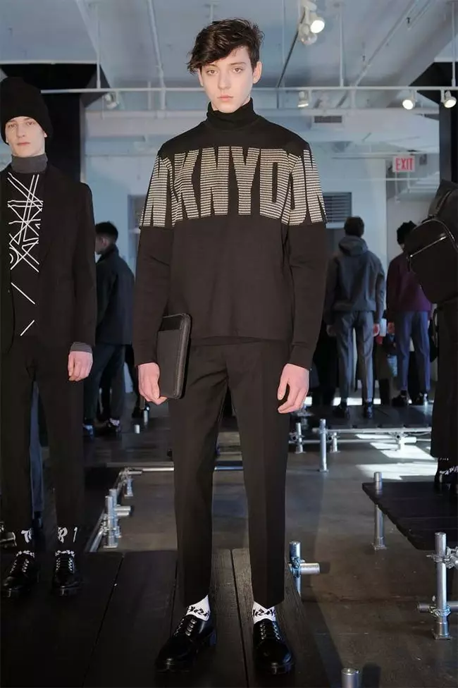 Presentasi saka DKNY Mens ana jeblugan, kapapar Autumn / Winter 2015 kalebu potongan kepileh kabeh ireng, jaket ayu lan jas, celonone peteng, klambi kringet, jaket bomber, karo rincian minimal, werna ing ireng, violets, blues, anggur abang. , aja lali babagan selendang lan tas sutil.