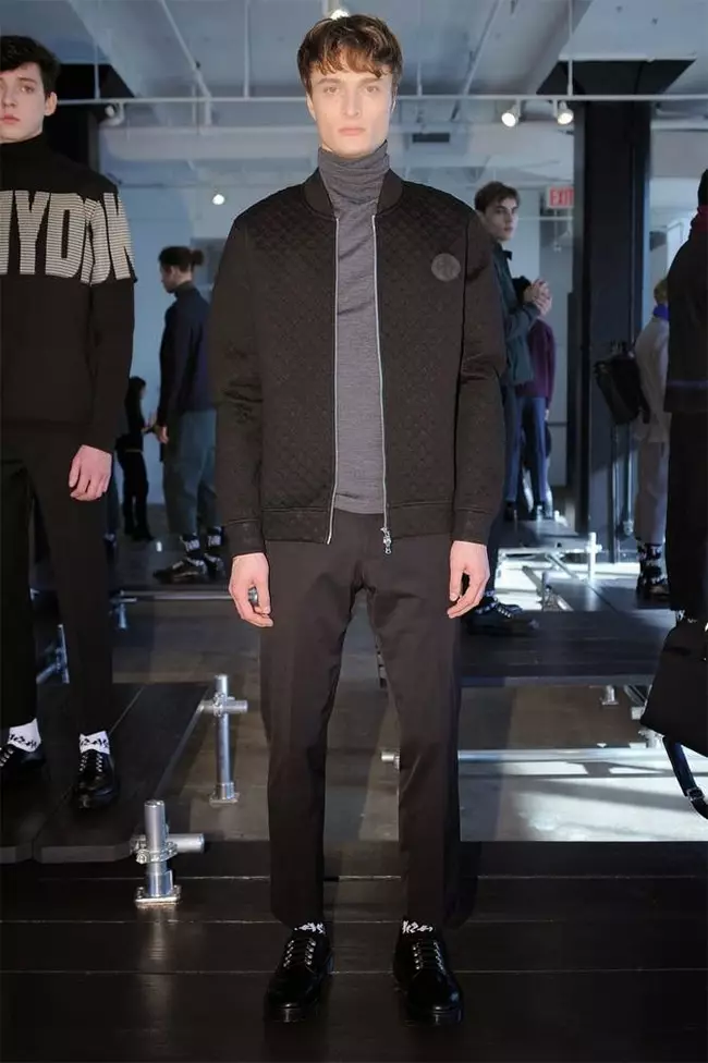 DKNY Mens 的展示大放异彩，展示了其 2015 秋冬系列，包括精美的黑色单品、漂亮的夹克和外套、深色裤子、运动衫、飞行员夹克，细节极少，颜色为黑色、紫罗兰色、蓝色、红酒，不要忘记 sutil 围巾和包。