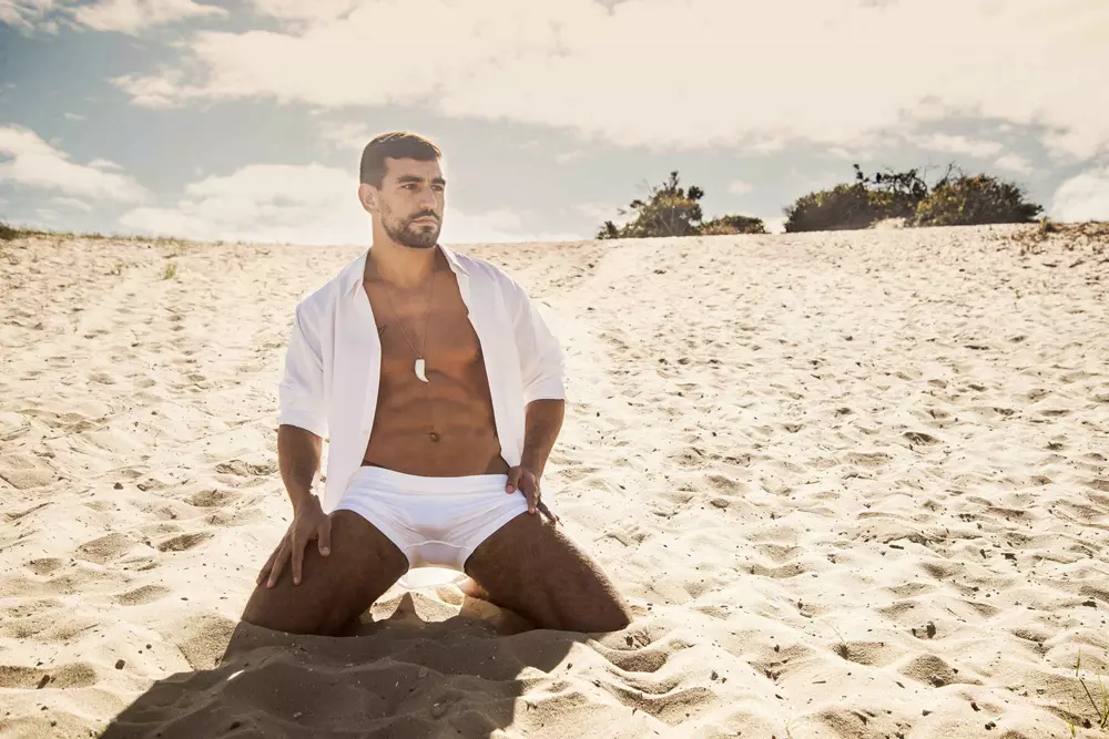 Emocionado por presentar material de novio, Guilherme Trusting firmado por The One Agency, un actor y modelo brasileño que posa en un hermoso escenario de playa.