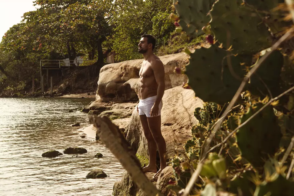 Emocionado por presentar material de novio, Guilherme Trusting firmado por The One Agency, un actor y modelo brasileño que posa en un hermoso escenario de playa.