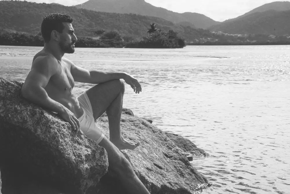 Emocionado por presentar material de novio, Guilherme Trusting firmado por The One Agency, un actor y modelo brasileño que posa en un hermoso escenario de playa.