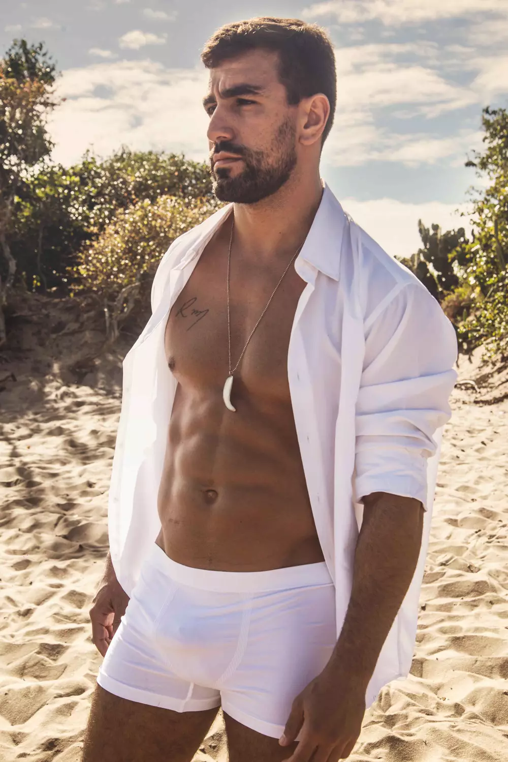 Yigit do'sti materialini taqdim etishdan xursandman, Guilherme Trusting, The One Agency tomonidan imzolangan, braziliyalik model hunk va chiroyli plyaj stsenariysida suratga tushgan aktyor.