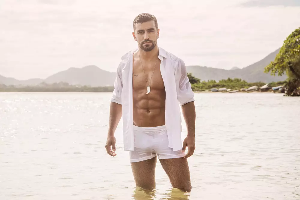 Yigit do'sti materialini taqdim etishdan xursandman, Guilherme Trusting, The One Agency tomonidan imzolangan, braziliyalik model hunk va chiroyli plyaj stsenariysida suratga tushgan aktyor.