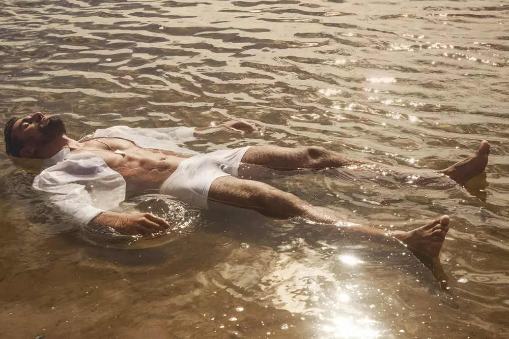 Emocionado por presentar material de novio, Guilherme Trusting firmado por The One Agency, un actor y modelo brasileño que posa en un hermoso escenario de playa.