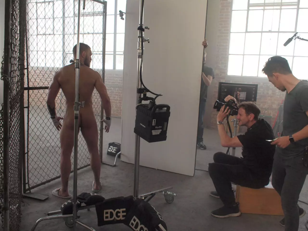 ESPN celebra aos atletas no máis alto do seu xogo físico co seu 'Body Issue' anual de agosto de 2016 co loitador irlandés de MMA da UFC Conor McGregor, entre moitos atletas modelando espidos para este próximo número.