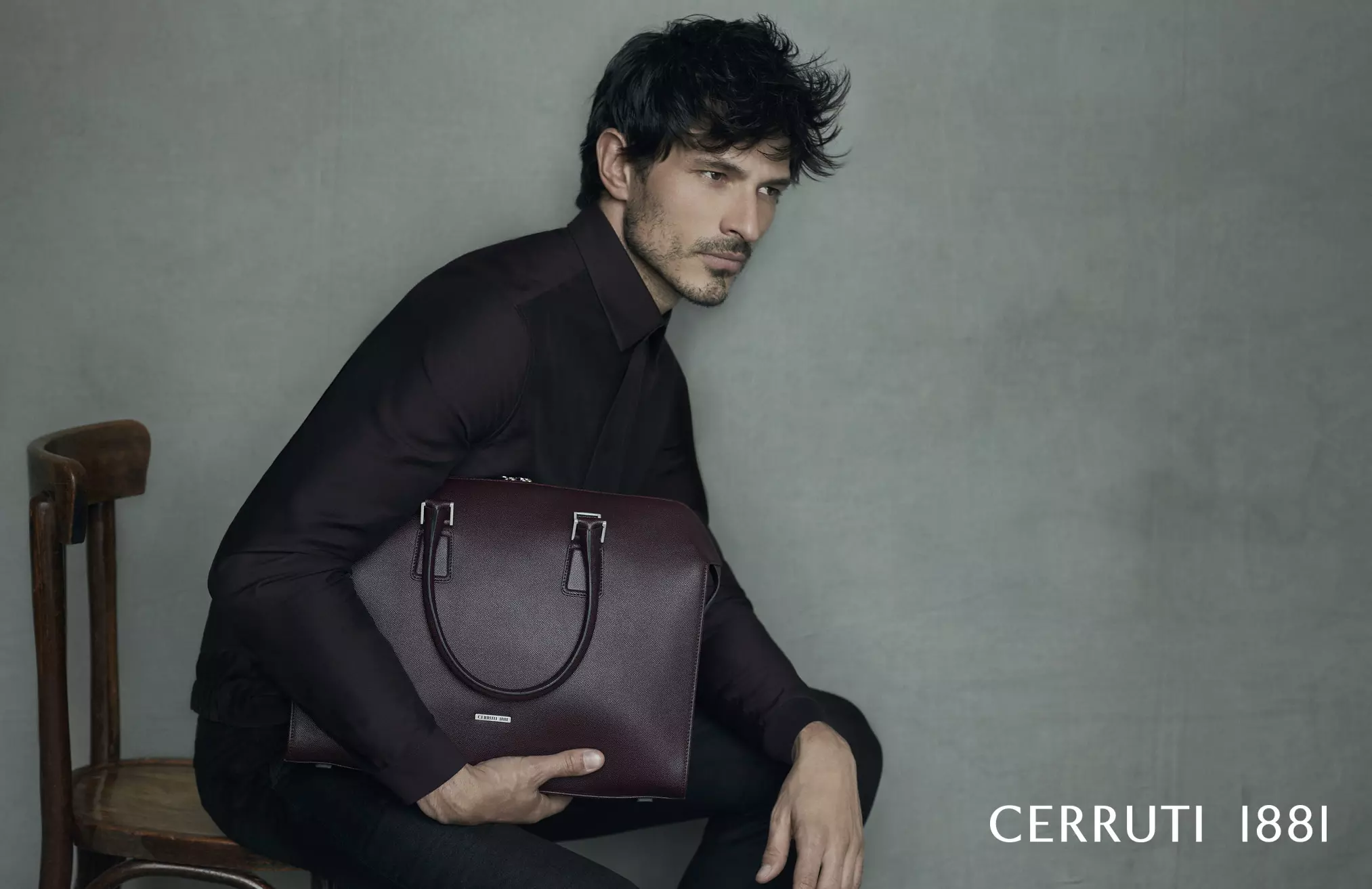 CERRUTI1881 lancerede ny reklame efterår/vinter 2016-kampagne ledet af Andrés Velencoso Segura med modellering af lædervarer, ure, skriveredskaber og flotte briller.