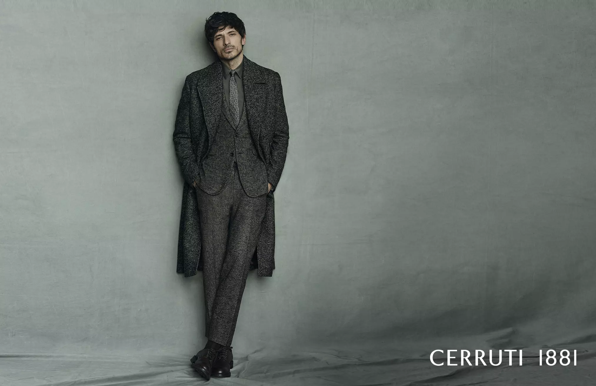 Ang CERRUTI1881 nagpagawas ug bag-ong advertising Fall/Winter 2016 Campaign nga gipangunahan ni Andrés Velencoso Segura nga nagmodelo sa mga butang nga panit, relo, mga instrumento sa pagsulat ug nindot nga eyewear.