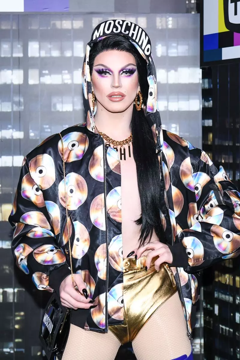 Drag queen Aquaria navštěvuje přistávací dráhu Moschino x H&M na molu 36 24. října 2018 v New Yorku.