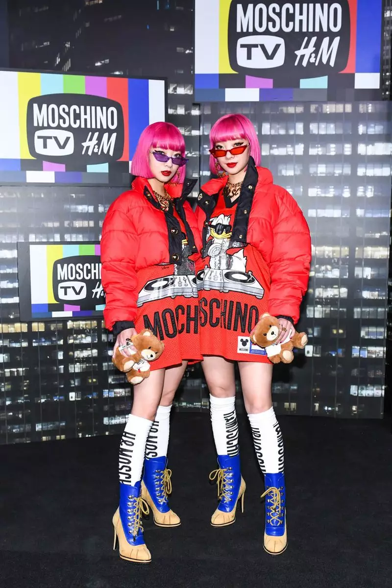 Ami Suzuki en Aya Suzuki van Amiaya wonen de startbaan van Moschino x H&M bij Pier 36 op 24 oktober 2018 in New York City bij.