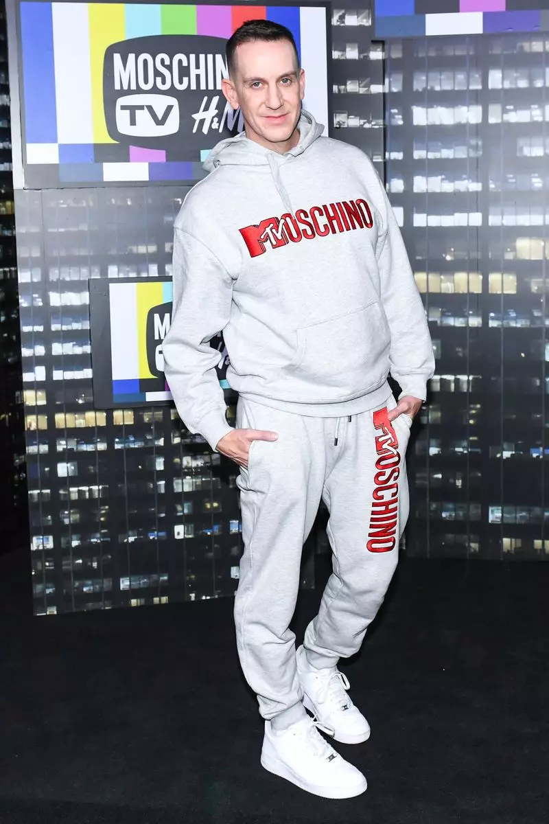 Ontwerper Jeremy Scott woon die Moschino x H&M-aanloopbaan by Pier 36 op 24 Oktober 2018 in New York City by.