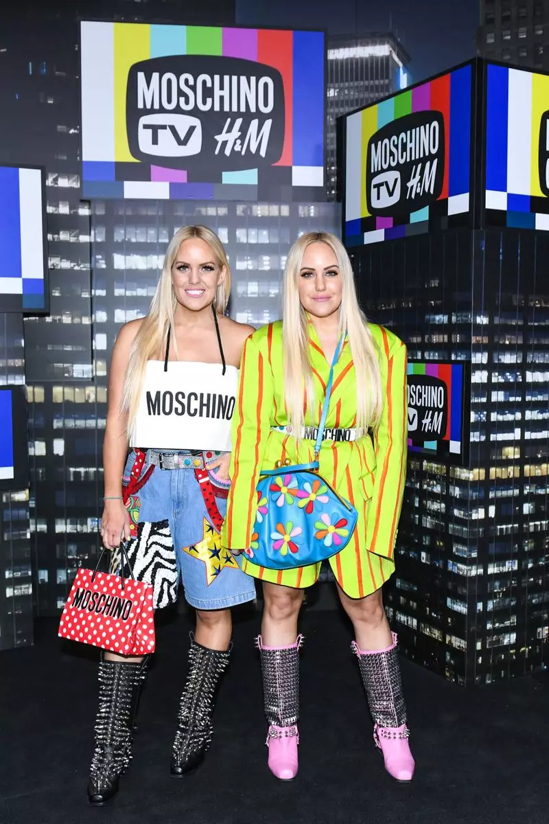 Blogeři Cailli Beckerman Sam Beckerman navštěvuje přistávací dráhu Moschino x H&M na molu 36 24. října 2018 v New Yorku.