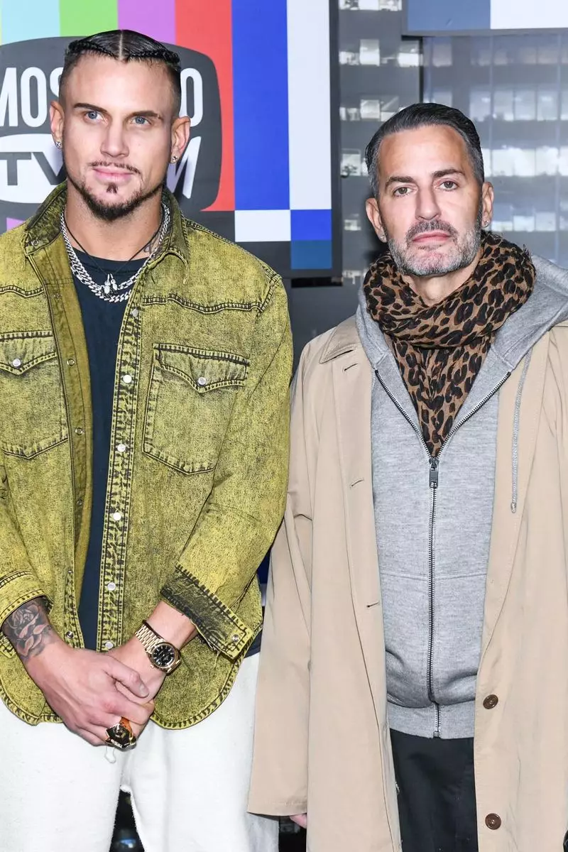 Marc Jacobs i Char Defrancesco na wybiegu Moschino x H&M przy Pier 36 24 października 2018 r. w Nowym Jorku.