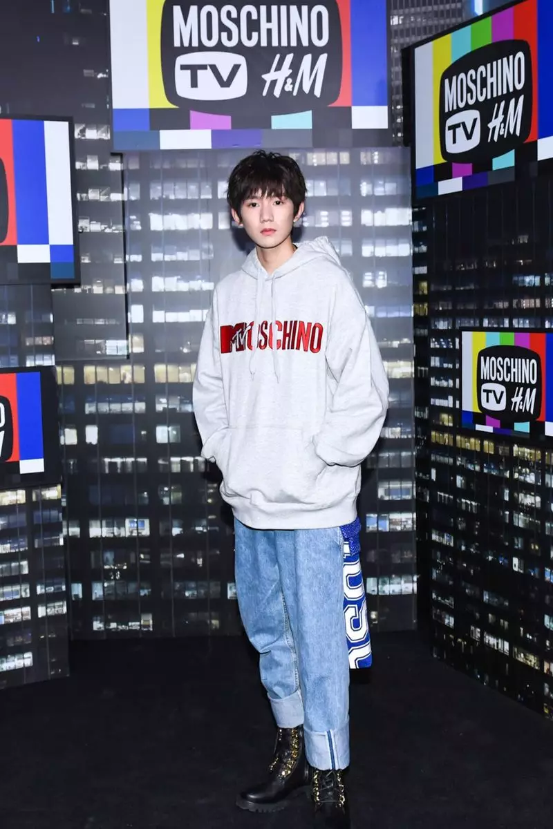 Roy Wang mætir á Moschino x H&M flugbrautina á Pier 36 þann 24. október 2018 í New York borg.