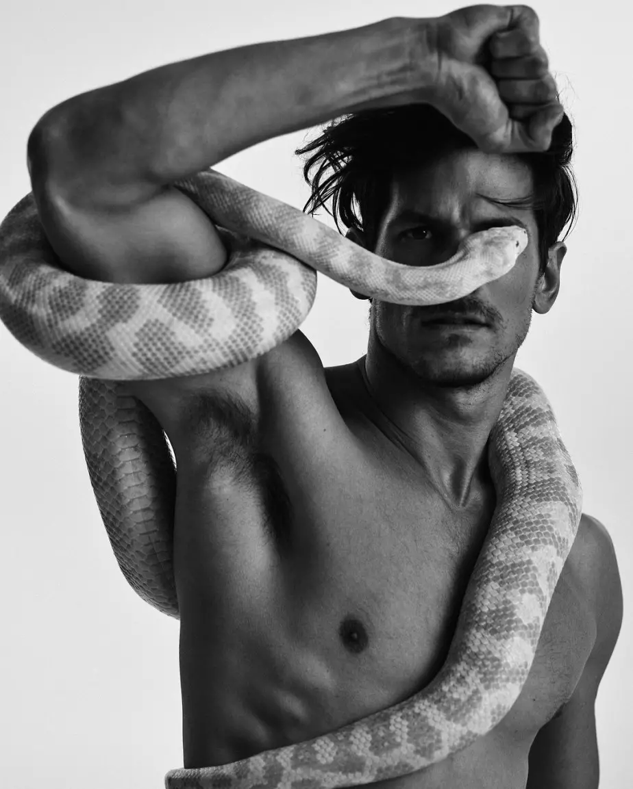 Jarrod Scott sa Cover para sa The Denizen