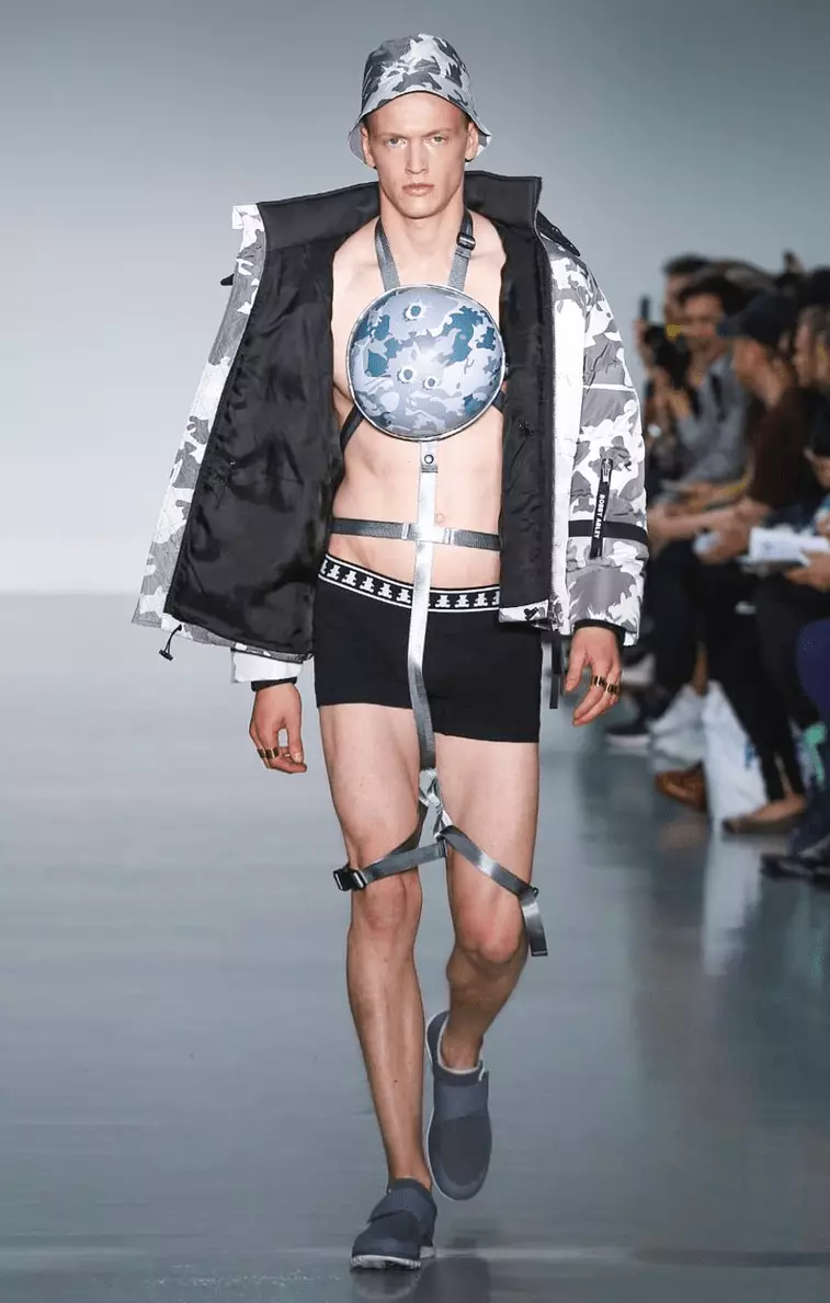 Bobby Abley inqilabi moda dizayneri olaraq, London Collection Men-də onu yenidən yaratdı, Kişi geyimləri üçün həqiqətən rəngarəng və dinamik idman geyimləri xətti əlavə etdi və dizayn etdi. Kəsilmiş üstlər, qaçışçılar ən yaxşısıdır.