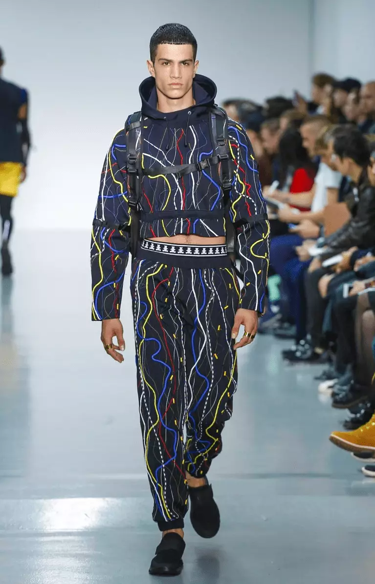 Bobby Abley moda diseinatzaile iraultzailea London Collection Men-en egin zuen berriro, bere Gizonezkoen arroparako kirol-arropa oso koloretsu eta dinamikoa gehitu eta diseinatu zuen. Top moztuak, korrika egiteko joggerak dira lerroko onenak.