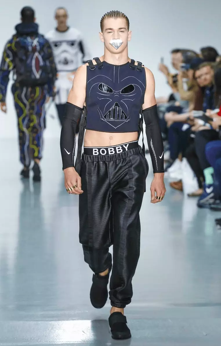 Bobby Abley mwanamitindo mwanamapinduzi aliifanya tena katika London Collection Men, kwa Nguo zake za Kiume aliongeza na kubuni mstari wa mavazi ya michezo ya kupendeza na ya kuvutia. Vilele vilivyopunguzwa, kukimbia joggers ni bora katika mstari.