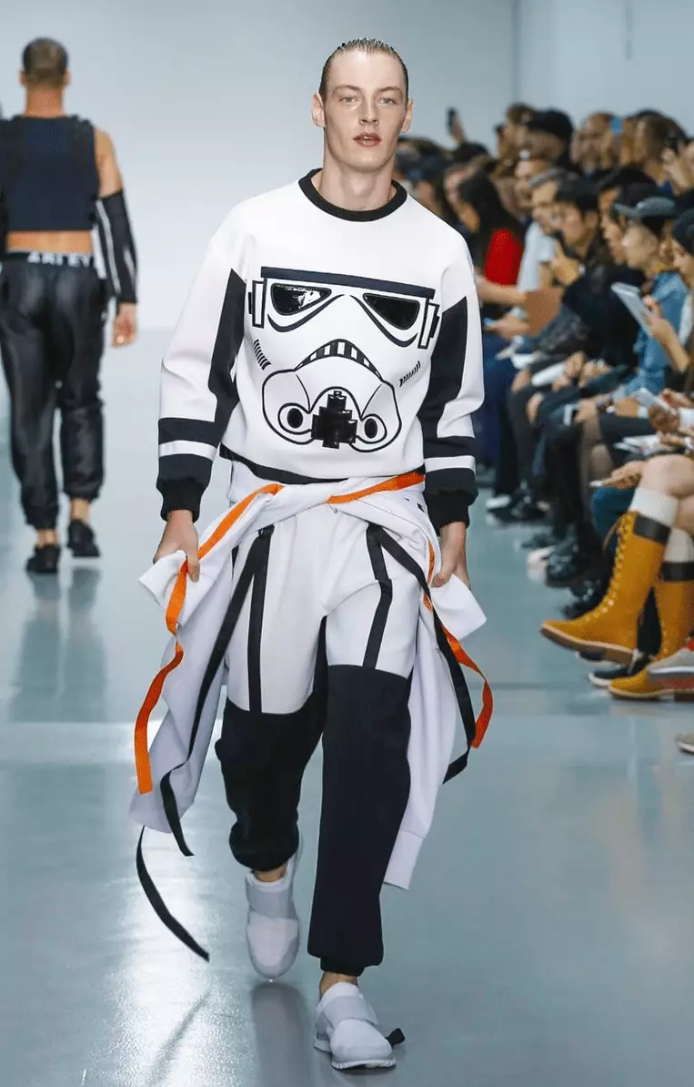 Bobby Abley a rogbodiyan njagun onise o ṣe o lẹẹkansi ni London Gbigba ọkunrin, fun Menswear o fi kun ati ki o apẹrẹ kan gan lo ri ati ki o ìmúdàgba sportswear laini. Awọn oke ti a ge, awọn joggers nṣiṣẹ ni o dara julọ ni ila.