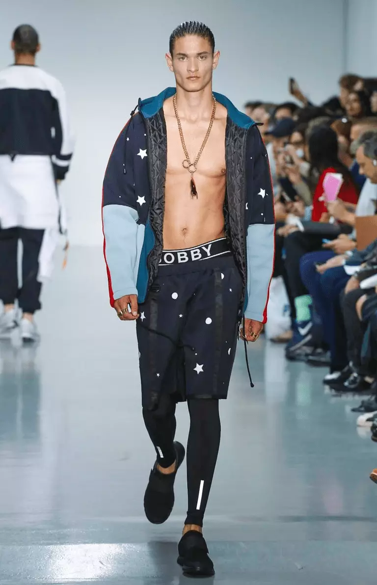 Bobby Abley seorang pereka fesyen revolusioner dia membuatnya sekali lagi di London Collection Men, untuk Pakaian Lelaki dia menambah dan mereka bentuk pakaian sukan yang benar-benar berwarna-warni dan dinamik. Atasan berpotongan, jogger berlari adalah yang terbaik dalam barisan.